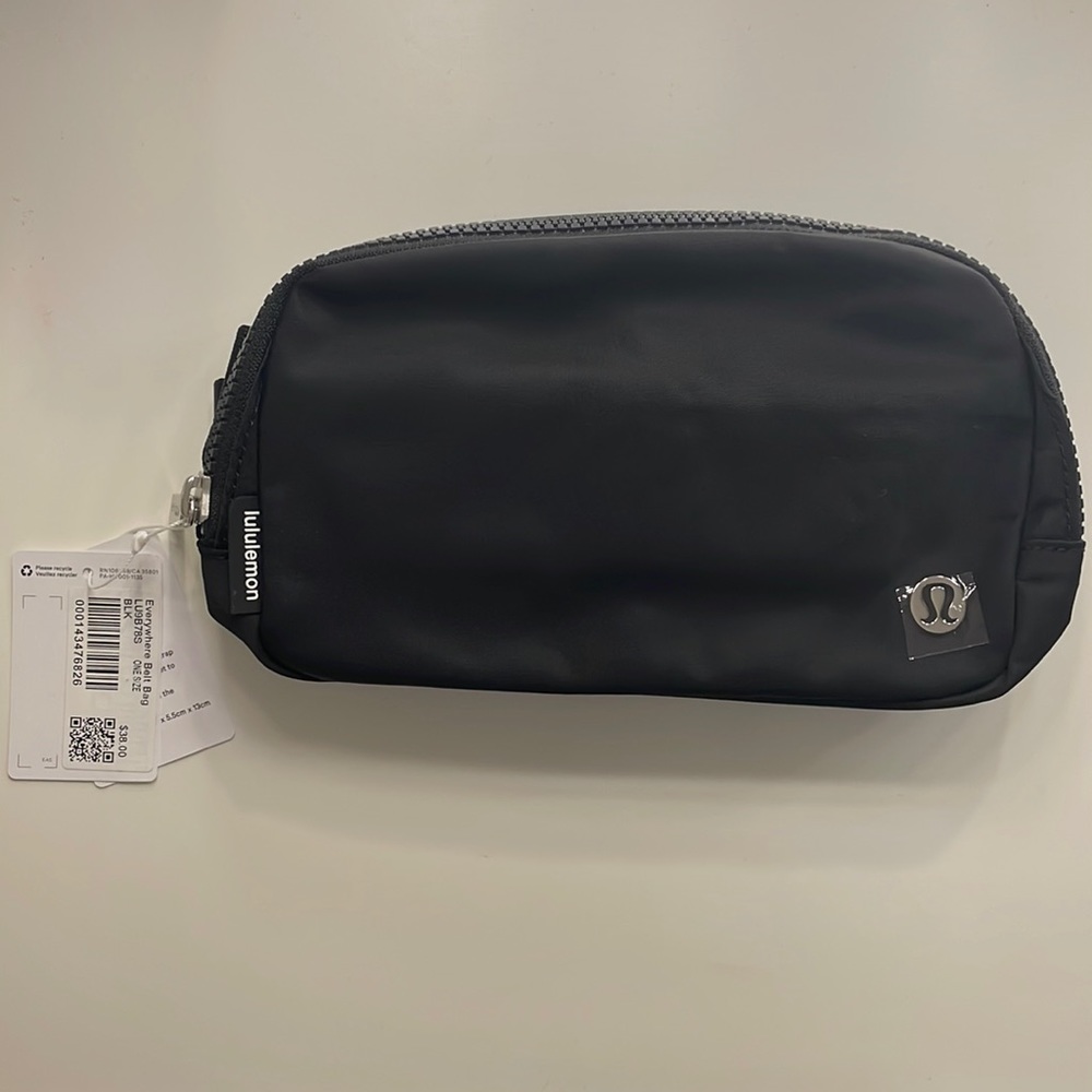 BNWT black lululemon belt bag!!